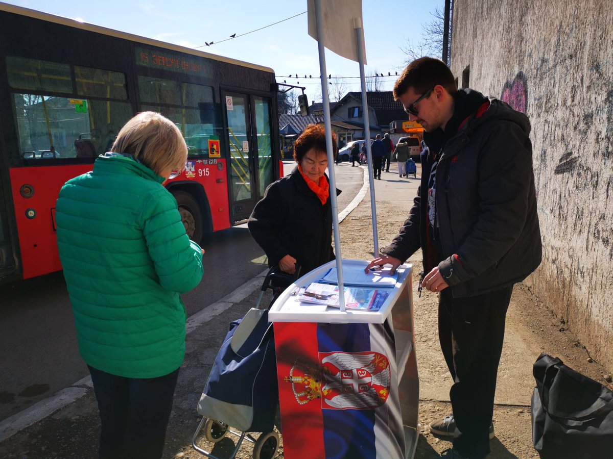sns_zemun's tweet image. Активисти Општинског одбора #SNS Земун и овог викенда су на штандовима разговарали са грађанима о њиховим свакодневним проблемима и потребама и делили им пропагандни материјал и најновији #Informator.