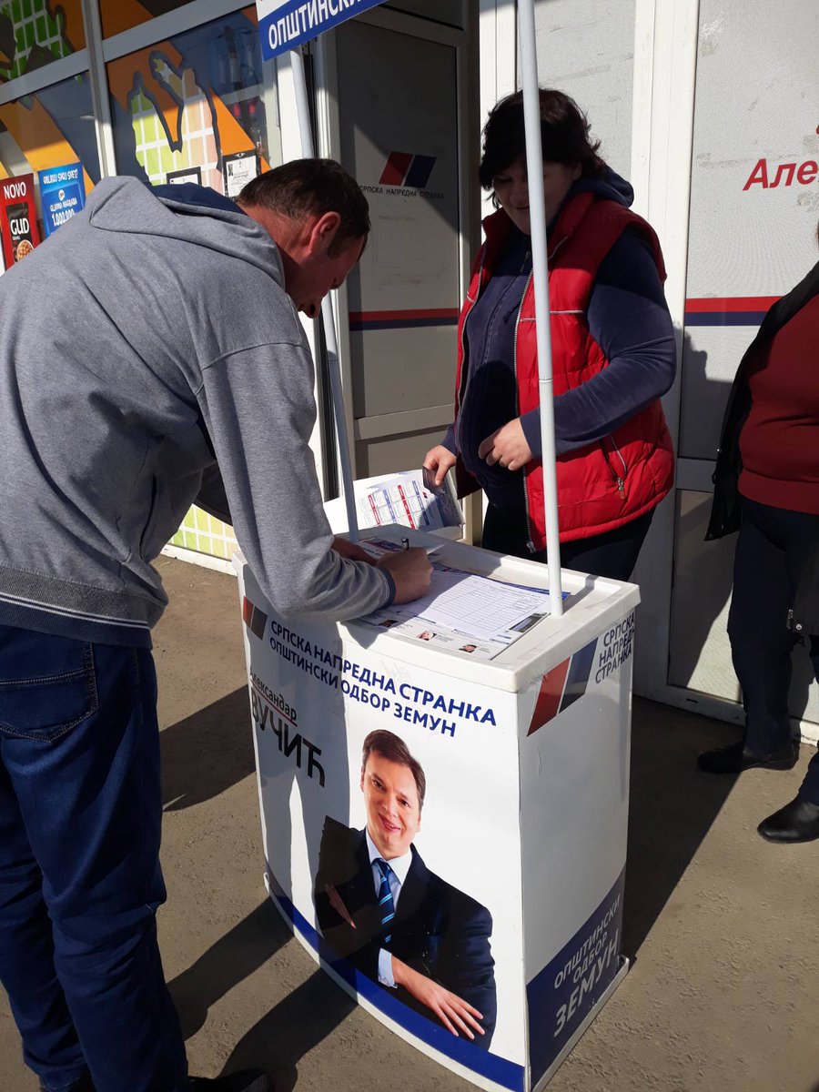 sns_zemun's tweet image. Активисти Општинског одбора #SNS Земун и овог викенда су на штандовима разговарали са грађанима о њиховим свакодневним проблемима и потребама и делили им пропагандни материјал и најновији #Informator.