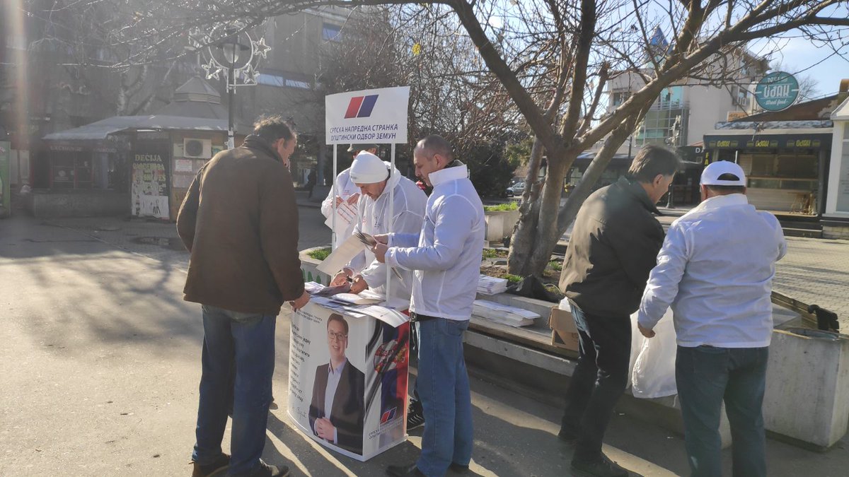 sns_zemun's tweet image. Активисти Општинског одбора #SNS Земун и овог викенда су на штандовима разговарали са грађанима о њиховим свакодневним проблемима и потребама и делили им пропагандни материјал и најновији #Informator.