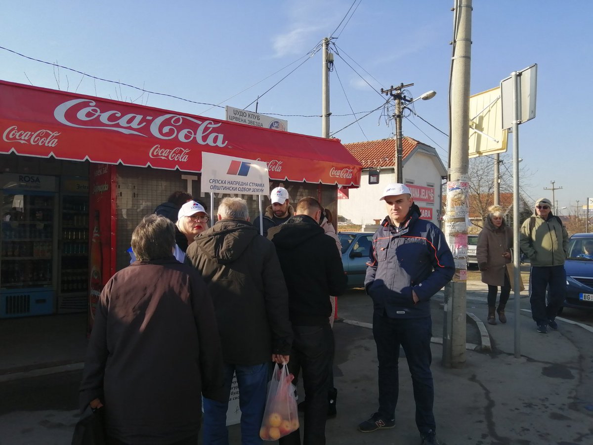 sns_zemun's tweet image. Активисти Општинског одбора #SNS Земун и овог викенда су на штандовима разговарали са грађанима о њиховим свакодневним проблемима и потребама и делили им пропагандни материјал и најновији #Informator.