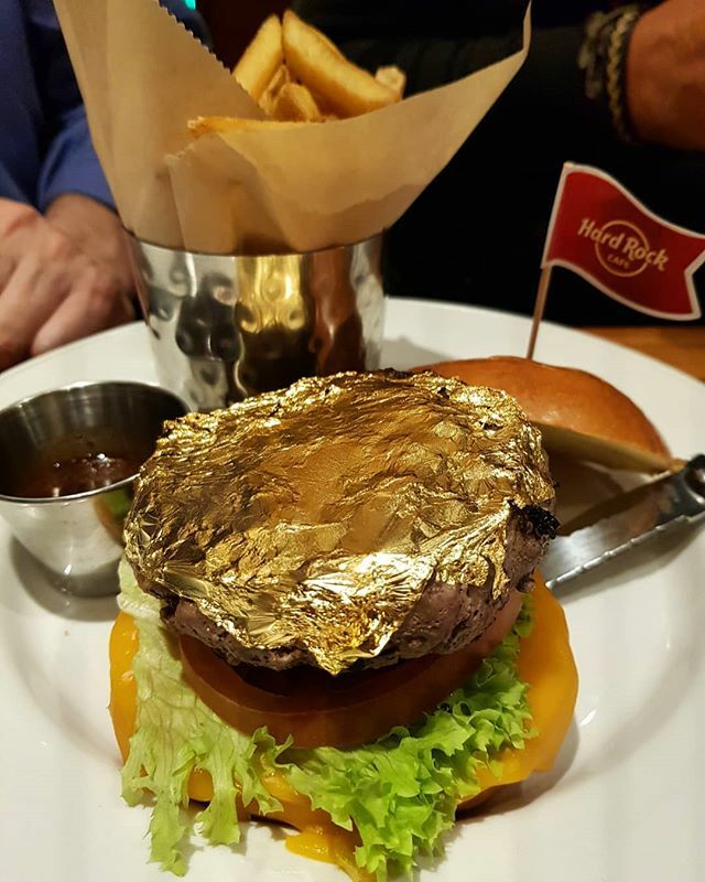 comoju's tweet photo. En @HRCafeValencia con la primera hamburguesa con oro, la "24-Karat Gold Leaf Steak Burger" #HardRockCafe (227 gr. de ternera y queso cheddar con lámina de oro comestible) #HRCValencia #RealBurger #RealGold https://t.co/NMVy8q4LNW