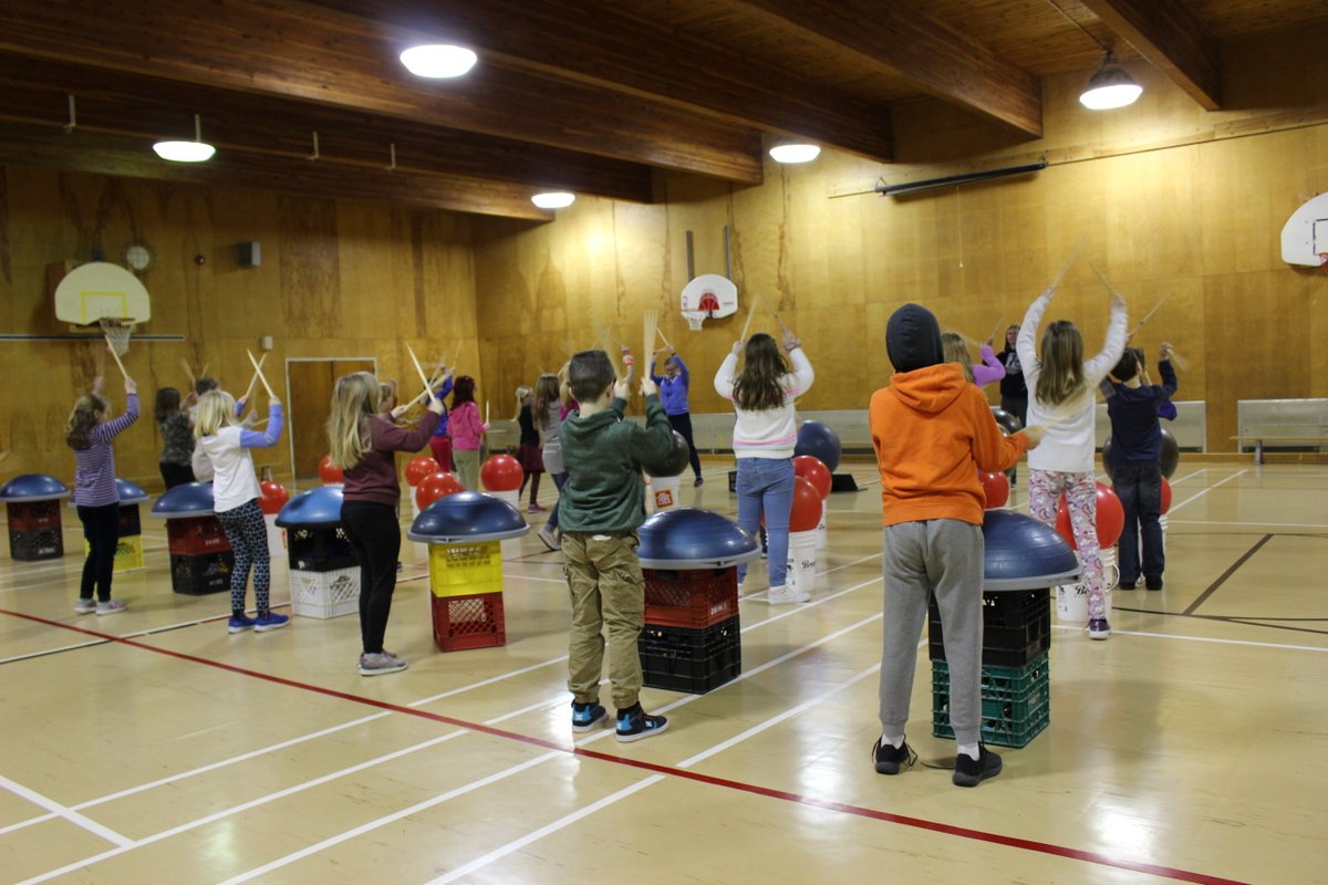hamptonelem's tweet photo. Cardio drumming takes a simple movement -drumming- and turns it into a full-body workout leaving you smiling, sweating, and feeling great. It brings together drumsticks, an exercise ball, and a stand to create one of the most fun workouts you will ever do! @ASDS_PhysEd @ASD_South https://t.co/UdvramoCYo