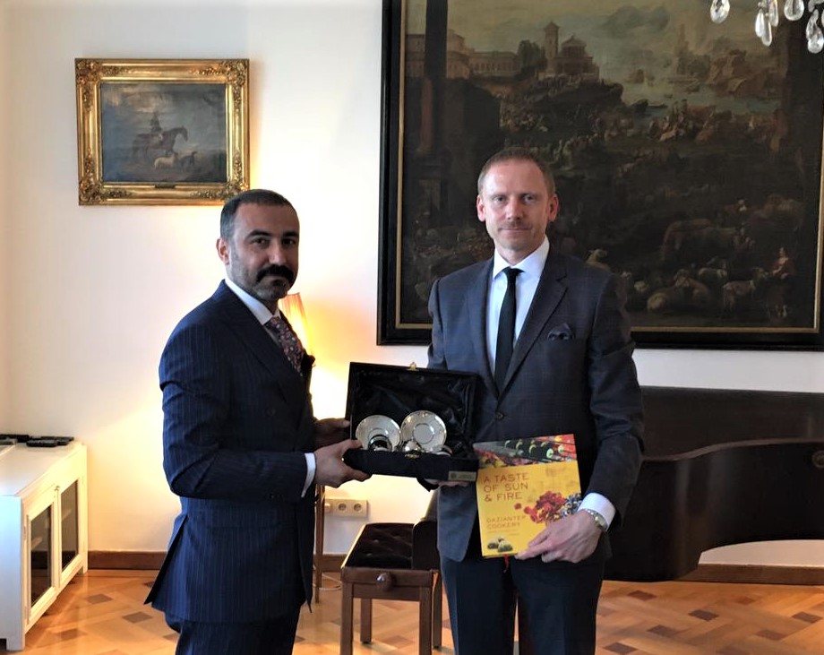 GaziantepTO's tweet photo. ➡️Yönetim Kurulu Başkanımız Tuncay Yıldırım Avusturya Ankara Büyükelçiliği Elçi Müsteşarı Benedikt Saupe ve Ticaret Ataşesi Christian Maier'i ziyaret ederek, #Avusturya-#Gaziantep arasında yapılacak iş birlikleri ve ortak etkinlikler hakkında görüş alışverişinde bulundu. https://t.co/VlX9QOPpNf