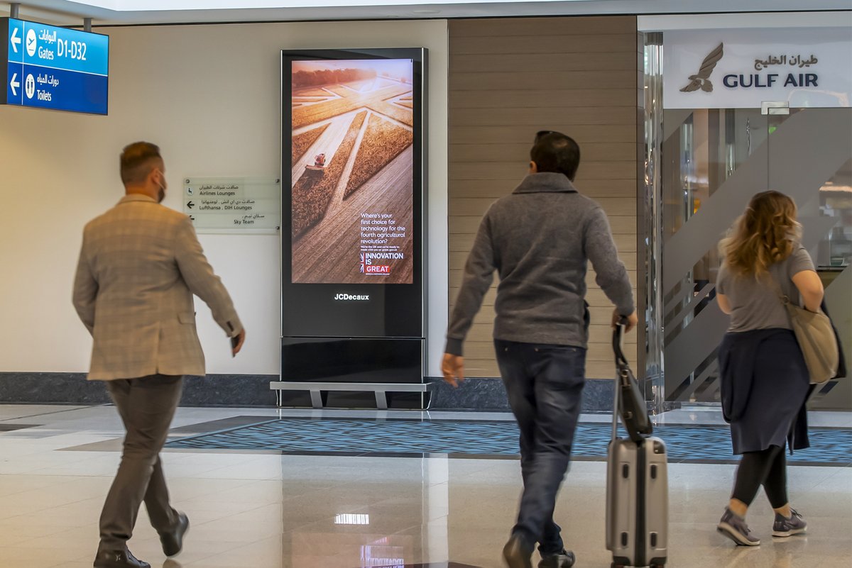 .@tradegovuk reaches out to B2B audience at <a href="/DXB/">DXB</a> through our VIP Boarding Screens promoting the #UK as an ideal trading hub for entrepreneurs and investors.
#JCDecauxME #TradeGovUK #DestinationDXB #ReadyToTrade #AirportAdvertising #OOH #DOOH #DubaiAiports