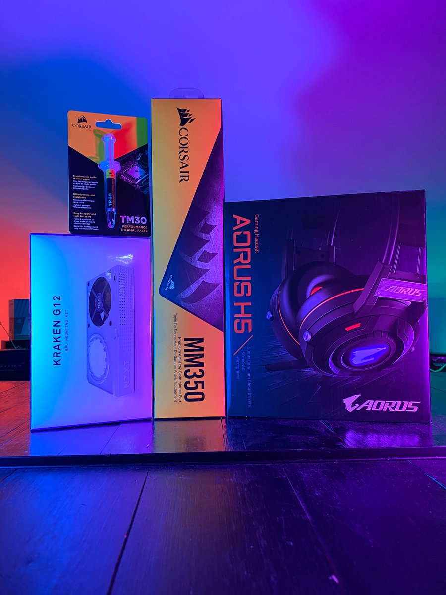 #Concours Éclair ⚡️ ! 

Gagne tout ça ! 🤓
(Oui, le sondage, c'était par pure curiosité !)

Pour participer :
👉 Follow <a href="/TopAchat/">TopAchat #BackToGaming 🔥</a>
👉 #RT cette image

Tirage au sort aujourd'hui 🔥 à 17h00 🍀 !