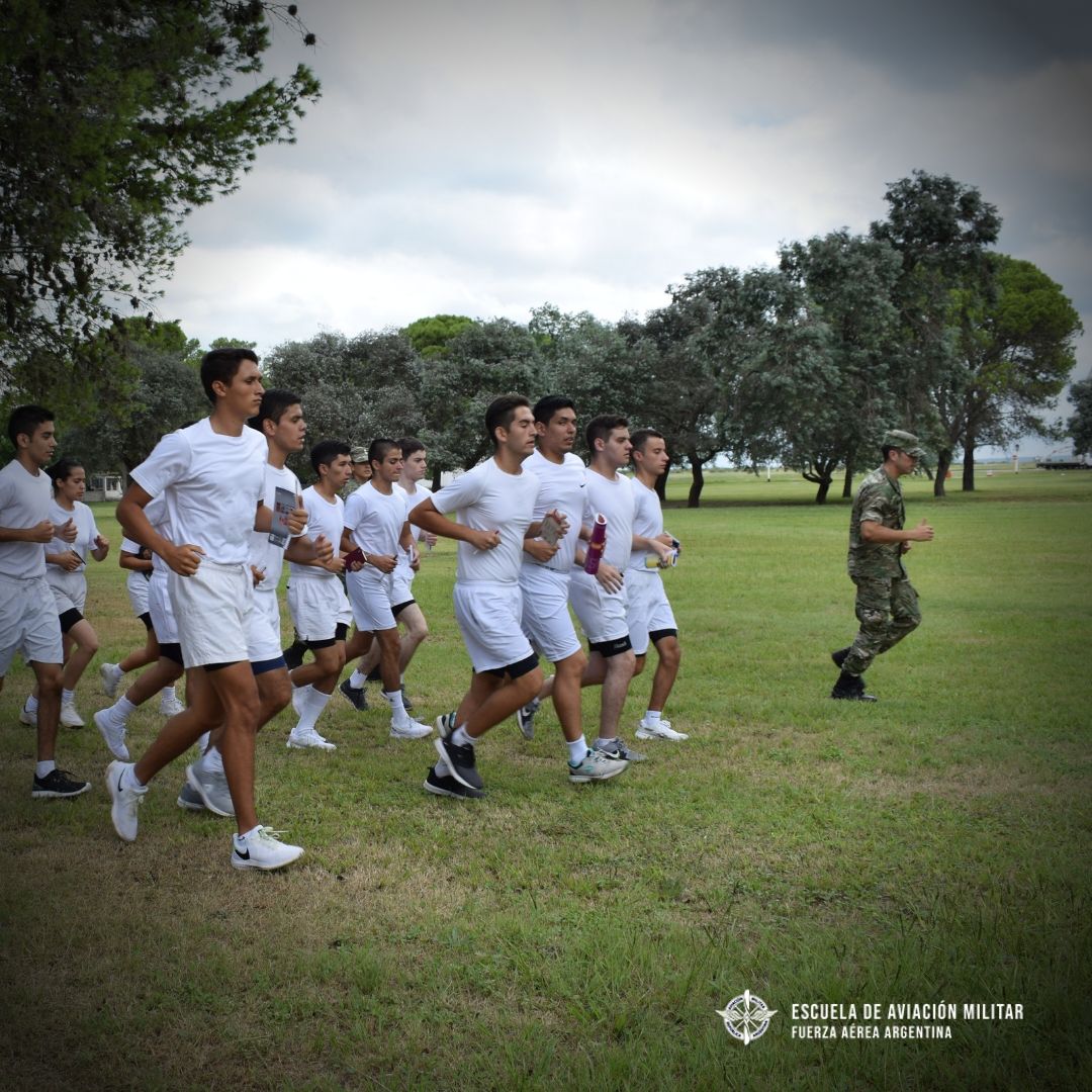 EAviacionMil's tweet photo. #ExamenDefinitivo #IngresoEAM2020 En el período de Adaptación a la Vida Militar los candidatos comenzaron a adquirir una noción básica de las acciones, reglamentos, movimientos y doctrina que emplea el Oficial de la #FAA
#LaPatriaTeNecesita #FormateEnLaEAM #CarreraDeOficial https://t.co/4X3RjbV65t