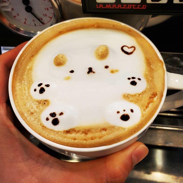 2_dcafe's tweet photo. こんにちは！2DCAFEです🙋🏻‍♀️

寒い日が続いて温かいコーヒー☕が恋しくなりますね、、、
なんと2DCAFEではラテをご注文頂いたお客様にこんなに可愛いラテアートをお届けしてます🙆🏻‍♀️💗映えることまちがいなし！
みなさんも2DCAFEでお友達と💫恋人と💖素敵な時間を過ごしましょ🥰
 #新大久保
#カフェ https://t.co/EbTlfBI4IQ