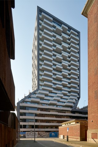 Onlangs maakte fotograaf Hans Wilschut foto’s van het project The Muse in Rotterdam. Meest in het oog springt de knik in de woontoren boven de plint. Alhoewel...knik? imdbv.nl/Nieuws/Knik-op…