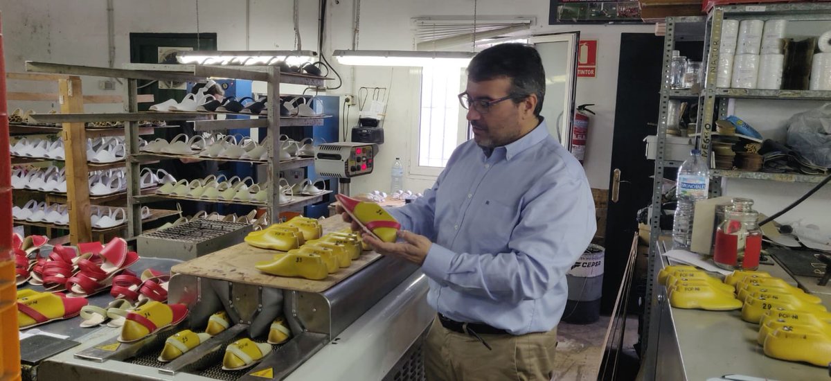 Jordilopezrava1's tweet photo. Visitando y apoyando a la pequeña y mediana empresa del sector calzado de #Menorca. Las avarcas de Menorca es uno de nuestros sello de identidad. ¡¡¡Consume calzado fabricado en Menorca!!! #Avarca #Calzado #Tradición #PP #GPPSenado #SenadoDeEspaña #Senado https://t.co/NTwfHGNh7m