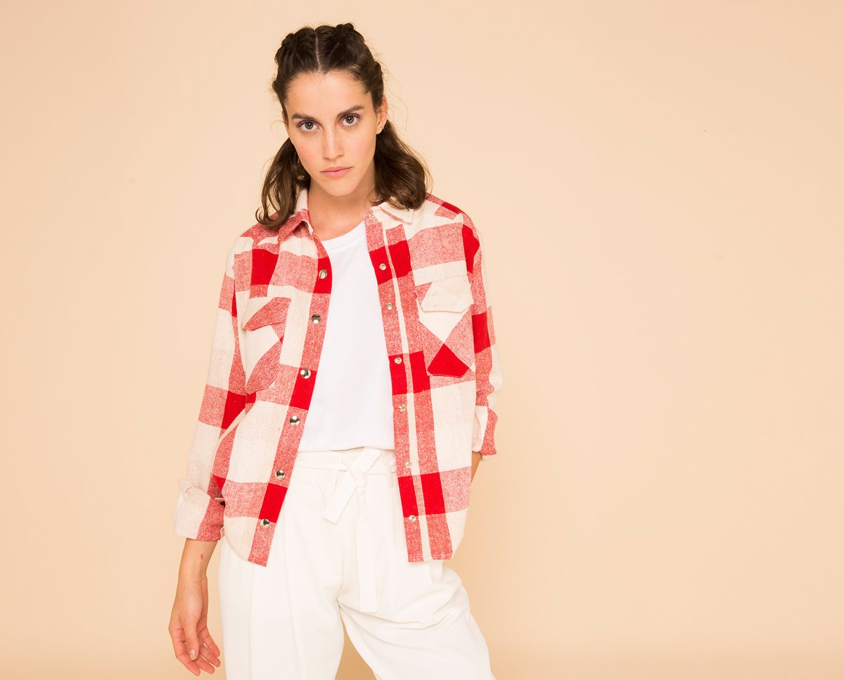 Modetrotter's tweet photo. Il y a quelques semaines, on a pris la décision de ré-utiliser nos stocks d'anciens tissus pour produire une collection upcycling, dans une logique de gaspiller au minimum. Cette collection, on l'a enfin shootée ! Donc on peut enfin vous la montrer. https://t.co/RuwbfXHntG