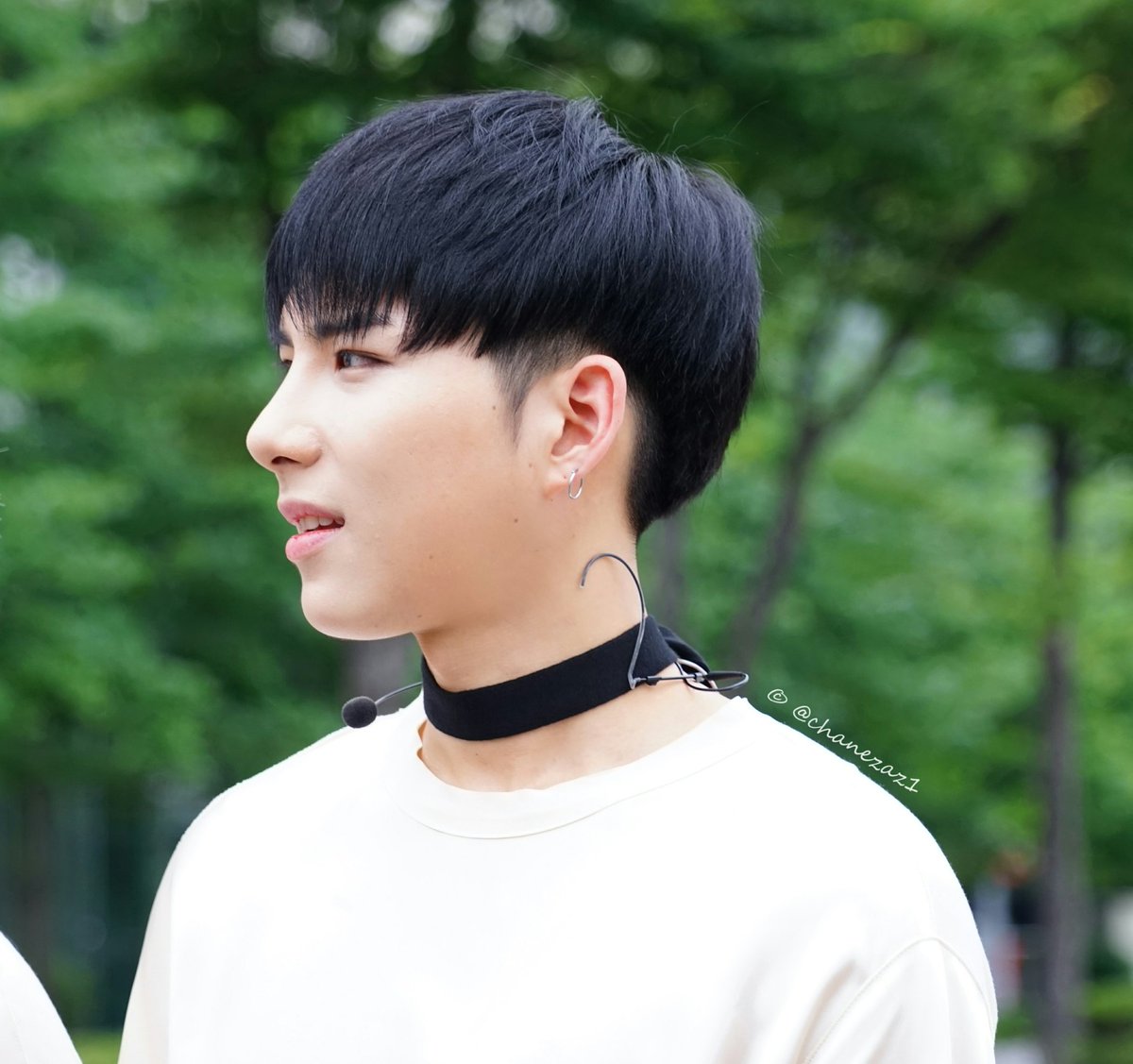 kim sehyoon + side profile + choker = nora not being able to breathe properly