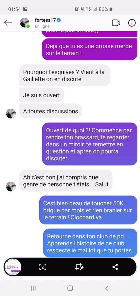 JejeRCL's tweet photo. @RCLens ce comportement de « supporter » ne doit pas rester impuni. Nous exigeons de grosses sanctions à l’encontre de ce pseudo supporter qui ne represente en rien les valeurs du Racing. Nous ne voulons plus de lui à Bollaert. 😡❤️💛#LBCRCL @Laurentmazure @brassens_george https://t.co/4UDvMAnhJt