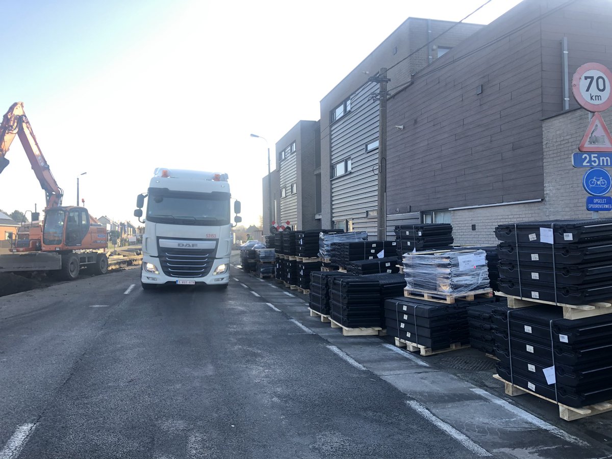 KevinDeruyck's tweet photo. En het IKEA-bouwpakket voor gevorderden is geleverd 🙈 #spoorwerken #Adegem #oudestaatsbaan #Velostrail https://t.co/C2I965K2gf