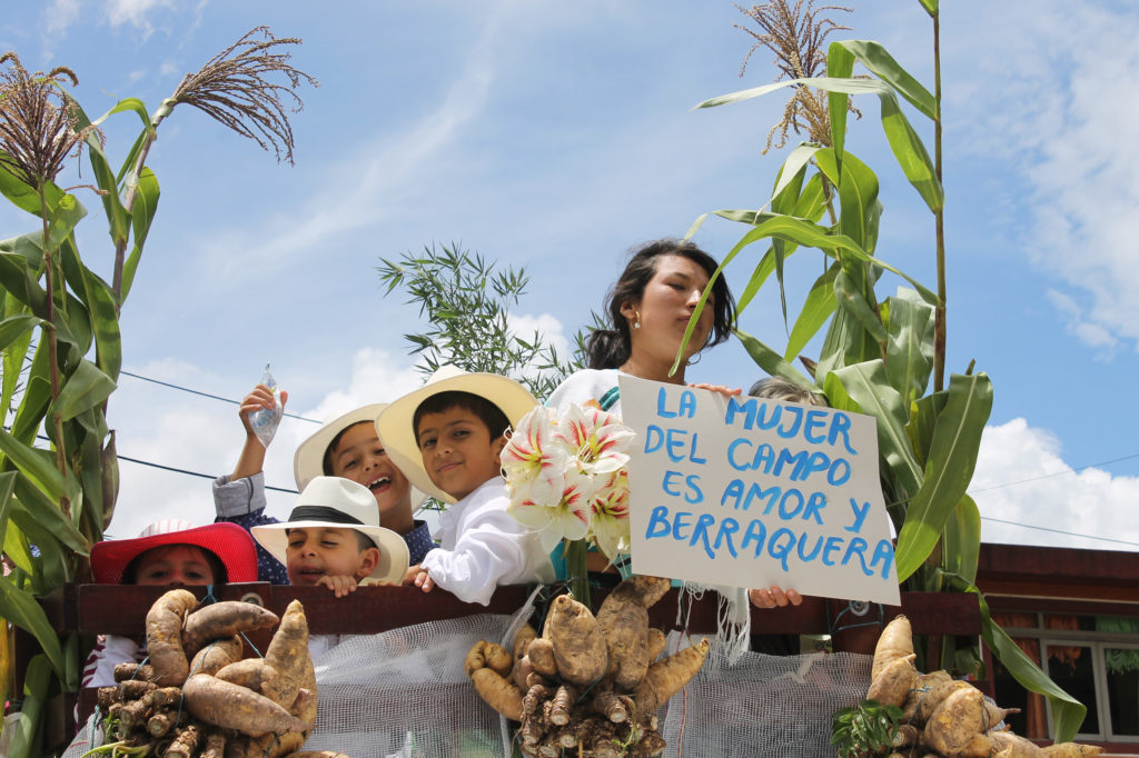 _YLNM's tweet image. "We cannot and should not base our development pathways on the expansion of the #extractive industries.”

Out now- the story of #Cajamarca, Colombia- the Colombian municipality that stopped a gold mine &amp;amp; is building #postextractive alternatives.

radicalecologicaldemocracy.org/in-defence-of-…