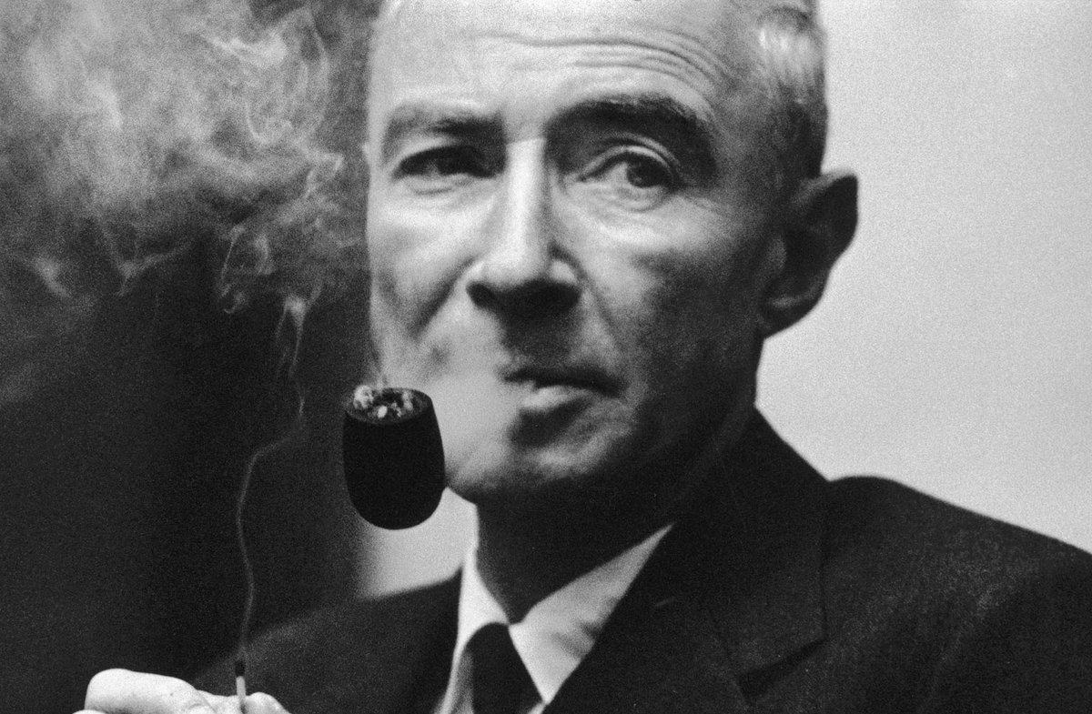TheatrumBelli's tweet photo. 18 février 1967 : Mort de Robert Oppenheimer, physicien américain. Il s'est distingué en physique théorique puis comme directeur scientifique du #ProjetManhattan. À cause de son rôle éminent, il est régulièrement surnommé le "père de la #bombe atomique".
#USA https://t.co/N56E57N7VB