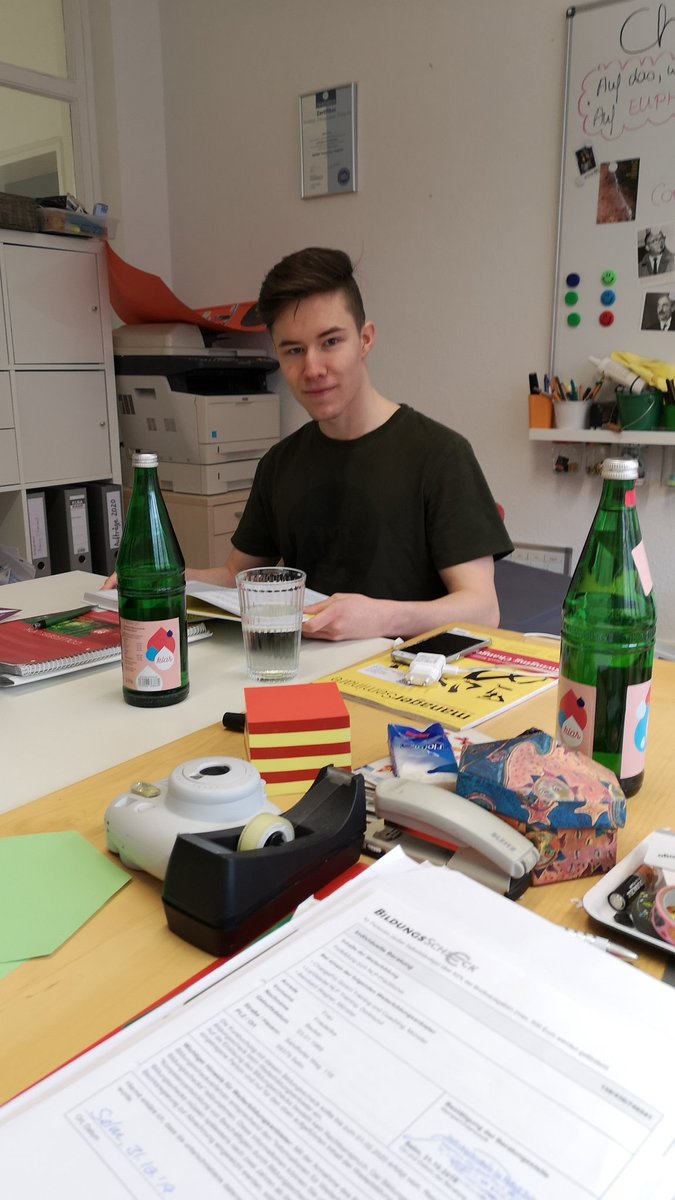 changeproms's tweet photo. #DünnesEis Moritz spielt mit seinem Arbeitsplatz https://t.co/SkBSmQ3DBq