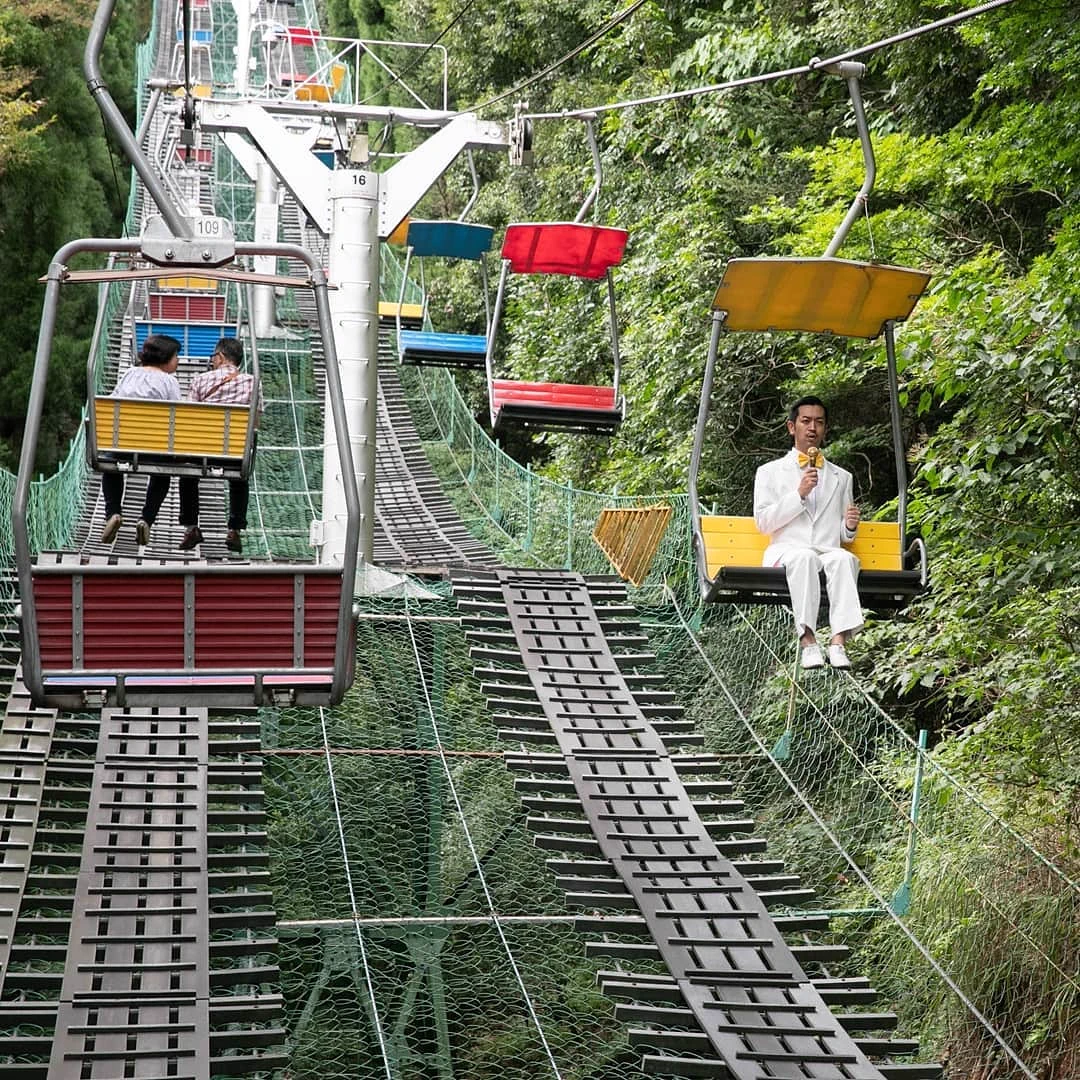 笑えるシュールな画像はこちらｗムーディー勝山！？右から来てるｗ