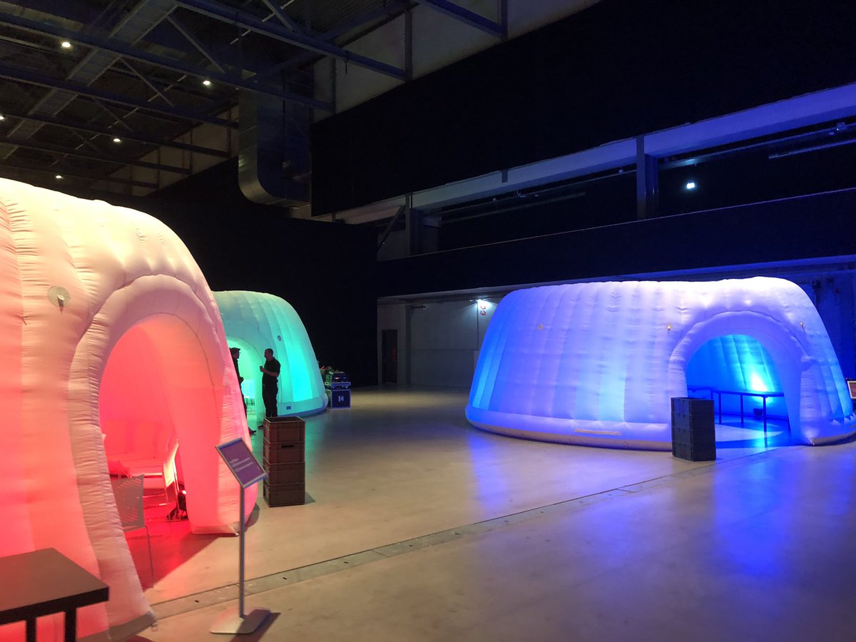 mariannezw's tweet photo. Geen congres kan nog zonder domes. Ik gebruik de dome van het anti-pest programma maar even als kantoor #backstageglam #skvob https://t.co/M2ihEbbZyB