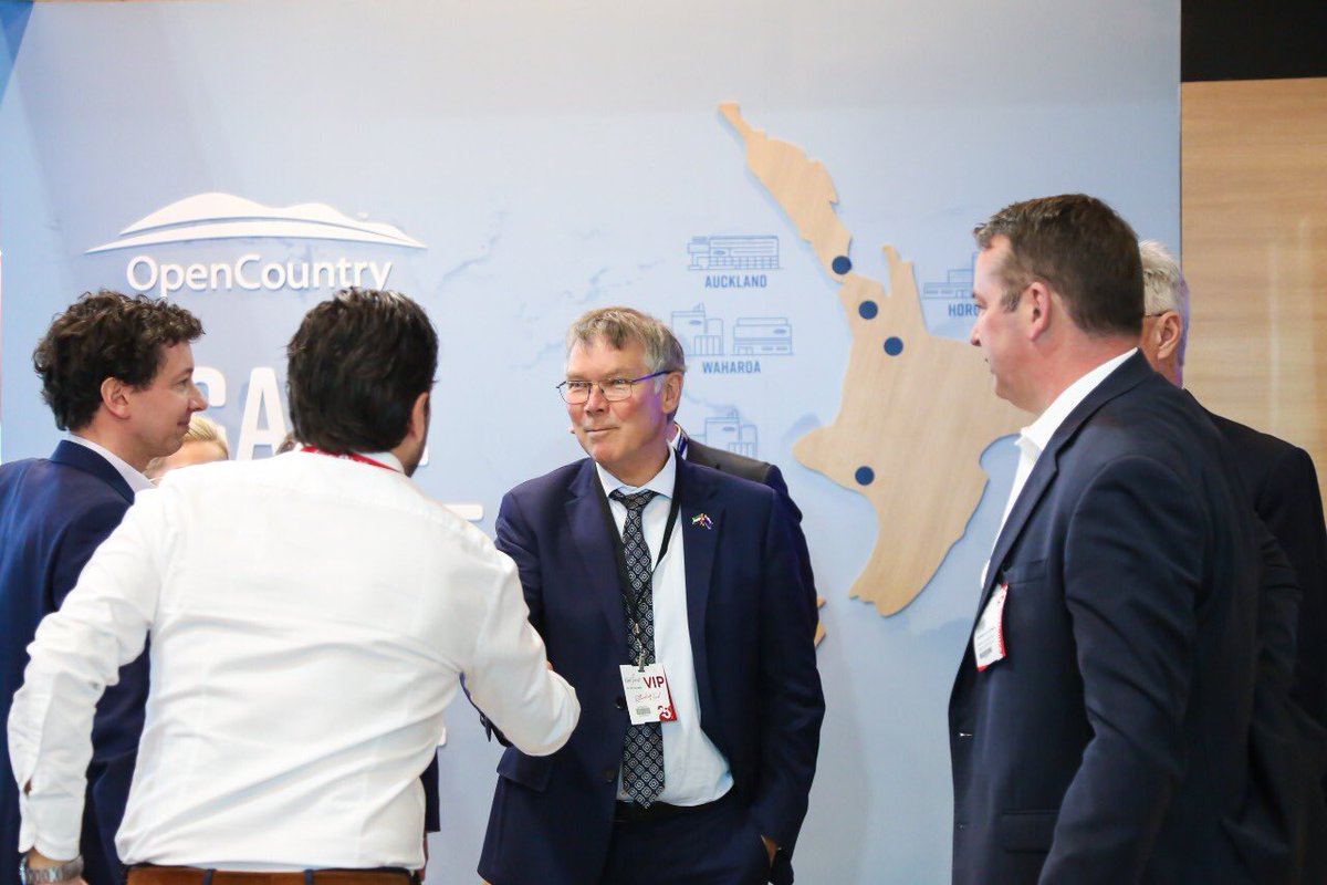 Minister <a href="/DavidParkerMP/">David Parker</a> visits NZ exporters <a href="/Gulfood/">Gulfood</a> and trials the #PureTasteNZ mixed reality experience! Lots of kiwi companies doing great business here <a href="/egmonthoney1/">Egmont Honey</a> <a href="/Nuimarkets/">Nui Markets</a> <a href="/NZTEnews/">NZTE</a>