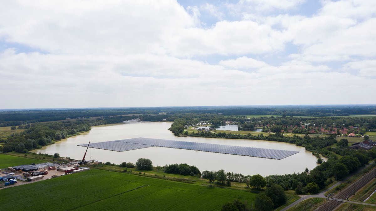 City #Zwolle has built the largest floating solar park 
(20 hectares ) in Europe. 8000 houses receive solar energy.

Zwolle tiene el parque solar más grande de Europa. 8000 casas tienen electricidad.

Het grootste zonnepark van Europa ligt in <a href="/Gemeente_Zwolle/">Gemeente Zwolle</a>.