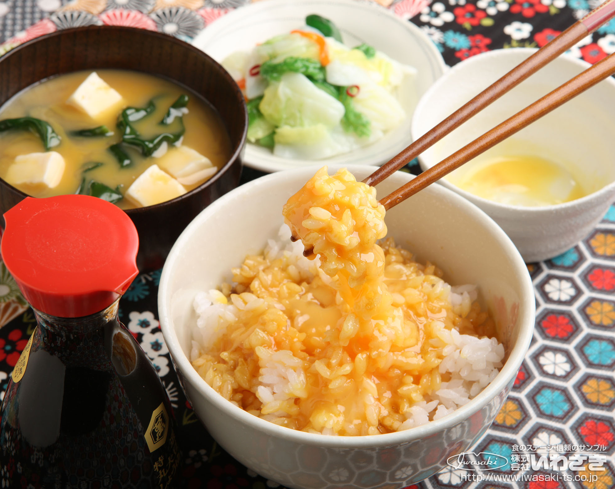 株式会社いわさき 食品サンプル 卵かけご飯の完成 その２ 器に卵を割って醬油と良く混ぜておく それをご飯にかける ご飯と混ぜながら食べる という 食品サンプル 食品サンプル 株式会社いわさき 卵かけご飯の完成 T Co Ygtdioqwal
