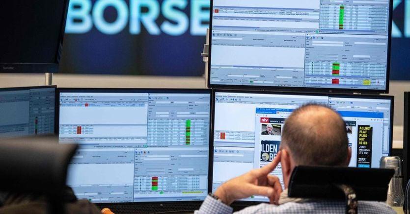 sole24ore's tweet photo. Borsa, vola Ubi (+22% ) dopo l'offerta di Intesa. Europa in rosso https://t.co/e0wA8dFjxL https://t.co/r7gPJssUjW