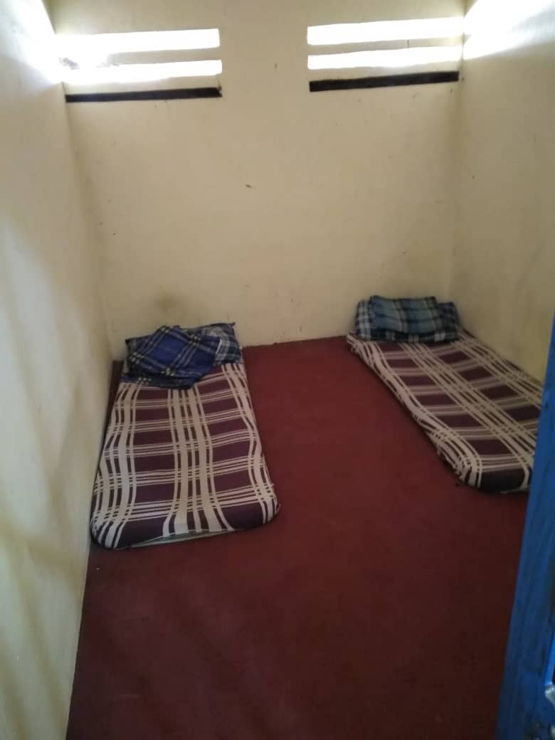 elkaybaba's tweet photo. This is not a student hostel
This is not a hotel room 😁
This is a police cell in kano. Things like this give hope for a better policing in this country insha Allah.
Police is your friend 👮🤝 https://t.co/owCpRJeZpa