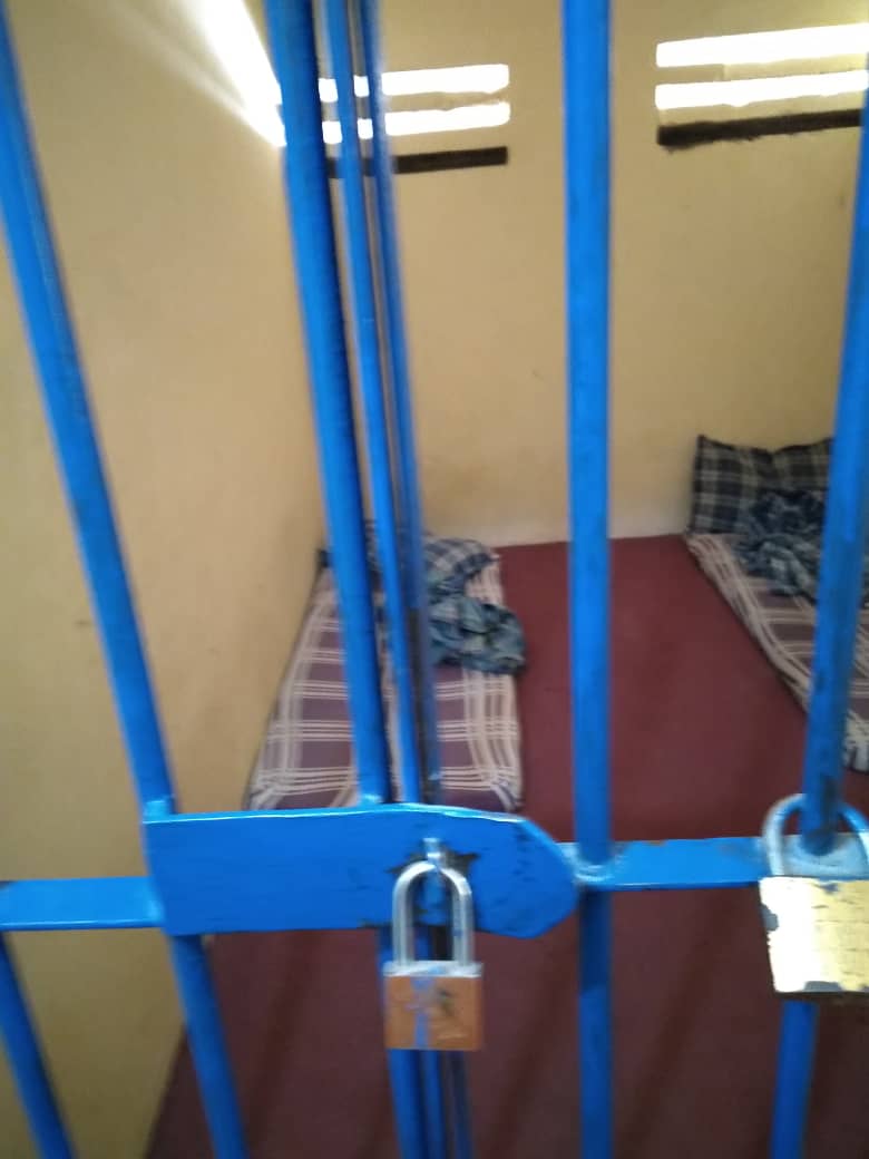 elkaybaba's tweet photo. This is not a student hostel
This is not a hotel room 😁
This is a police cell in kano. Things like this give hope for a better policing in this country insha Allah.
Police is your friend 👮🤝 https://t.co/owCpRJeZpa