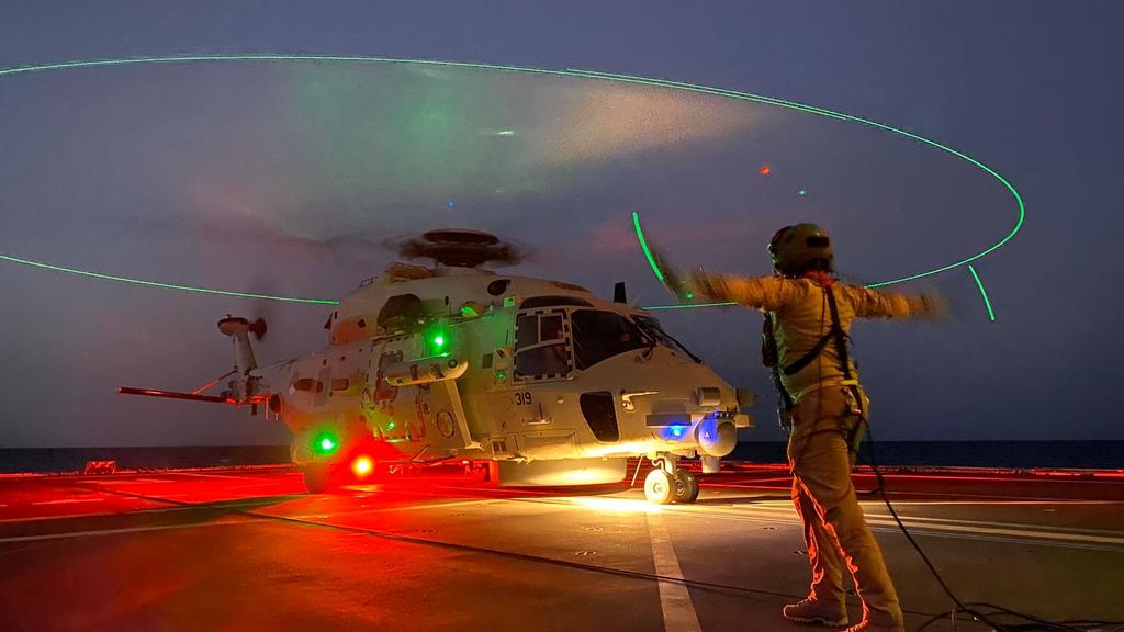 DaveM30877611's tweet photo. Zowel overdag als ''s nachts wordt er gevlogen. Blijft een machtig gezicht onze boord helikopter. #seetheworldjointhenavy #thanksRichard #koninklijkemarine https://t.co/pVqXtKgkUz