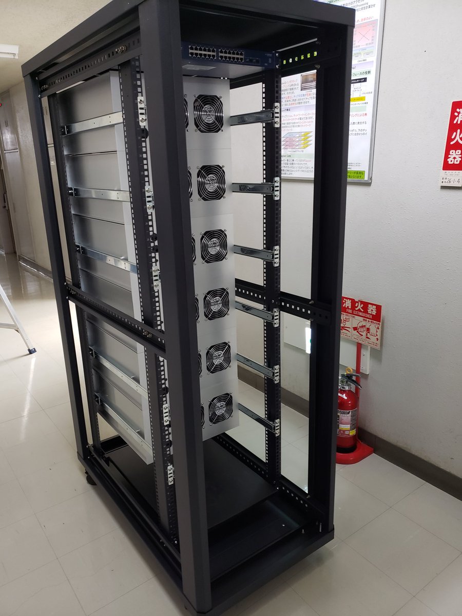 hungalab's tweet photo. おニューのラックです。これ、全部FPGAなんですよ。すごいですね。 https://t.co/B3fIOs4IIm