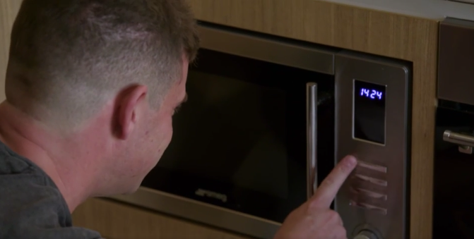 Tahls's tweet photo. Why... why is Michael cooking Stacey a dinner of salmon at uhh 2pm #MAFS https://t.co/mSN3lp4dQV