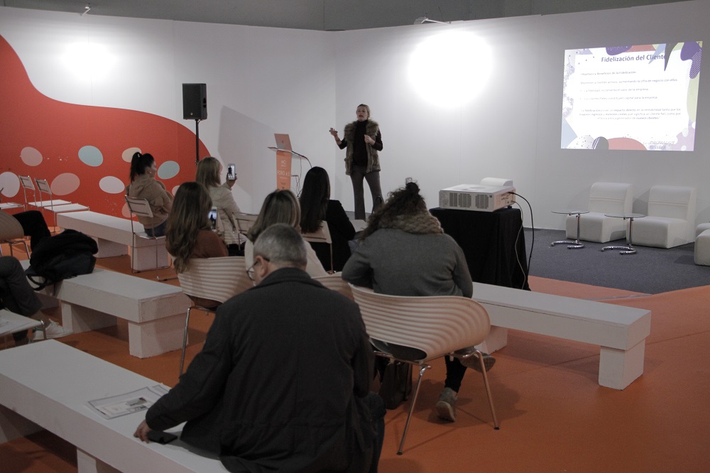 MOMADMadrid's tweet photo. ¿Acudiste a las ponencias de #MOMADForum en #MOMAD20? Una edición más contamos con los mejores expertos del sector para ayudarte a impulsar tu negocio. https://t.co/E1iN1Xc6kr