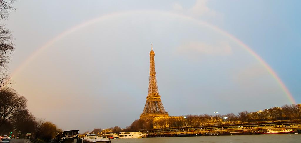 Davidangel182's tweet photo. #arcenciel #rainbow #eiffeltower @EiffelTowerpics @Paris https://t.co/vzPaDxqC08