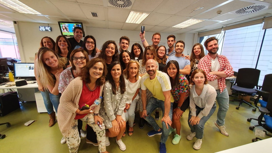 Hoy <a href="/cuatroaldia/">Cuatro al día</a> cumple un año📺 
y ha comenzado la semana con un 4,6% y una media de 459.000 espectadores #AUDIENCIAS 📈🦄
Gracias a todos los que habéis formado parte de esta aventura ¡Sois un equipazo! 🙌 🙌
Nos vemos a las 17.30 h en <a href="/cuatro/">Cuatro</a> con <a href="/PratSandberg/">Joaquín Prat</a>