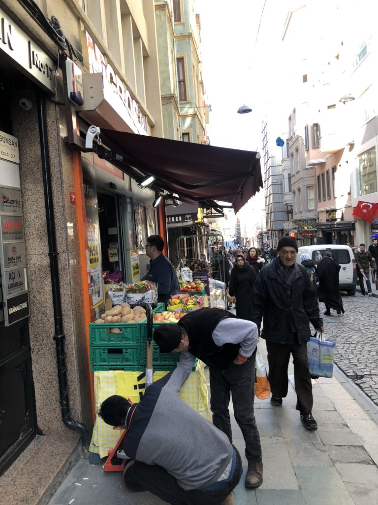 CirkinBeyoglu's tweet photo. Galata cafelerine bir çözüm yok mu? Yaşlılar, çocuklu ve hamile kadınlar ve engelliler için büyük problem. Zabıtalar bir müdahale etmiyor arada uğrayıp gidiyorlar. @BeyogluBld @haydaraliyildiz @ibbBeyazmasa @istanbulbld @turkeydisabled @Kaldurum_hali @ekrem_imamoglu @istanbulbld https://t.co/lfKzHDgxpV
