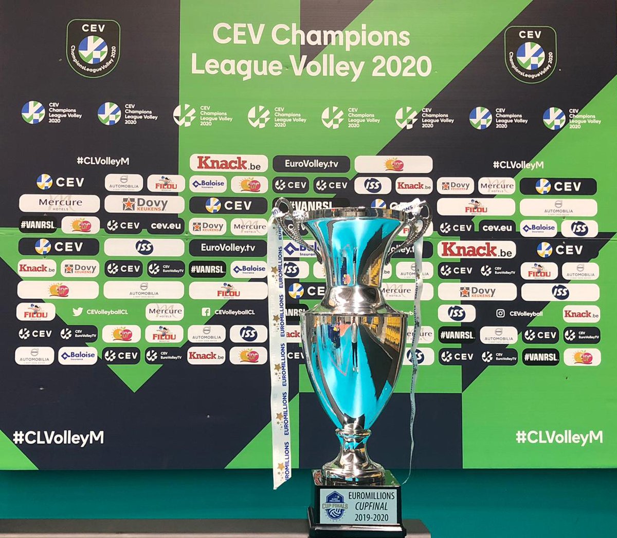 KnackRoeselare's tweet photo. Altijd al de Beker van België van dichtbij willen zien? 🏆
Ga er mee op de foto en schreeuw ons naar de kwartfinale van @CEVolleyballCL 📸
🎫 https://t.co/1ueSJFvG3R
#EMCF
#CEVolleyM
CEV CL: Knack Volley Roeselare - Vojvodina NS Seme Novi Sad
#5opeenrij https://t.co/BwNX2eu6Ri