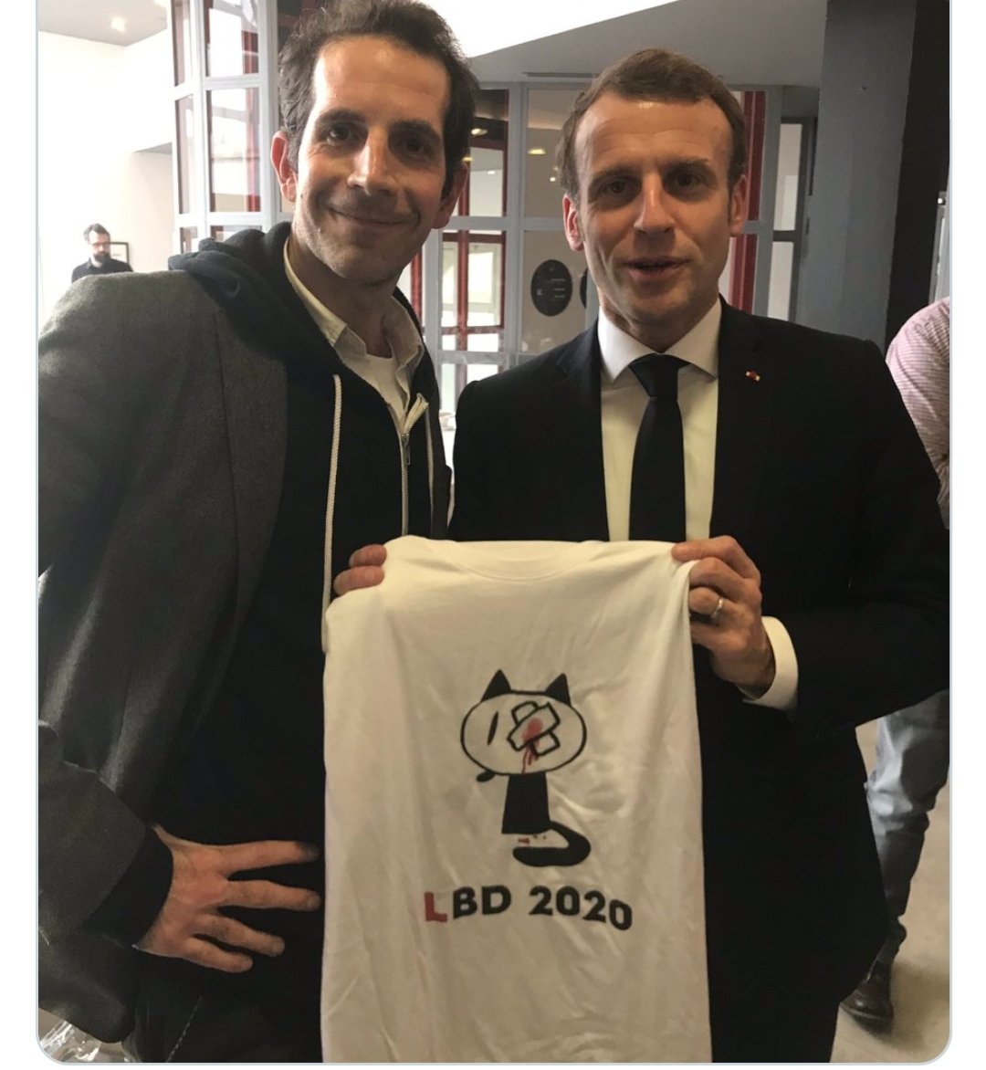 menalahy's tweet photo. @briceculturier @OlivierMannoni @20Minutes Macron qui tient ce T-shirt (lire l'inscription), c'est encore un #FoutageDeGueule comme avec le T-shirt sur le #LBD ! 

#HumourDouteux https://t.co/Jsvcr6HwX3