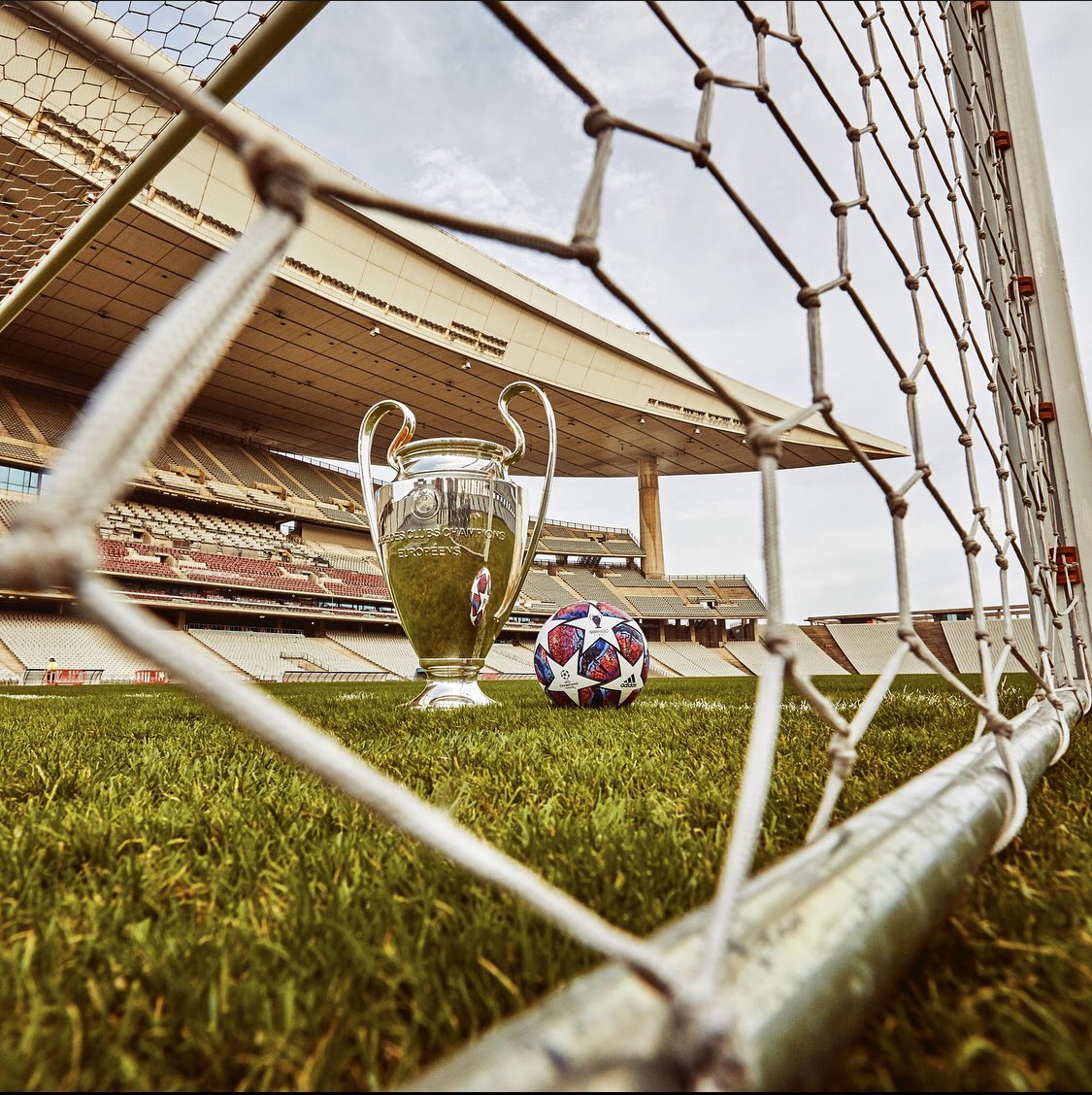 _BeFootball's tweet photo. OFFICIEL! Voici le ballon pour la phase finale de @ChampionsLeague ⚡ https://t.co/9uVsZiD6Hs