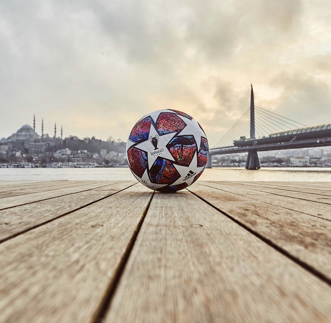_BeFootball's tweet photo. OFFICIEL! Voici le ballon pour la phase finale de @ChampionsLeague ⚡ https://t.co/9uVsZiD6Hs