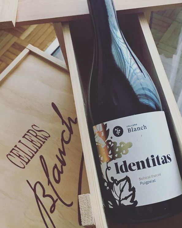 CellersBlanch's tweet photo. Per demandes especials, vins especials.
#vi #cellersblanch #identitas #subiratparent #packaging #winepack #ilovewine #winetime #dotarragona #cellerssingulars https://t.co/chqQoQAVJj