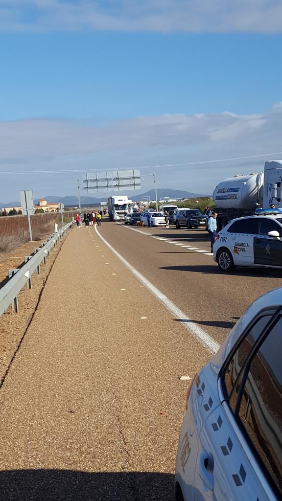 Cjvinagre's tweet photo. Retenciones kilométricas en la A-66. Solo ha pasado una ambulancia. Unos 500 tractores se incorporan a los carriles hacia Sevilla. Y conato de enfrentamientos entre miembros de Aseprex y Apag. #elcampoprotesta https://t.co/zvjM6HmwXn
