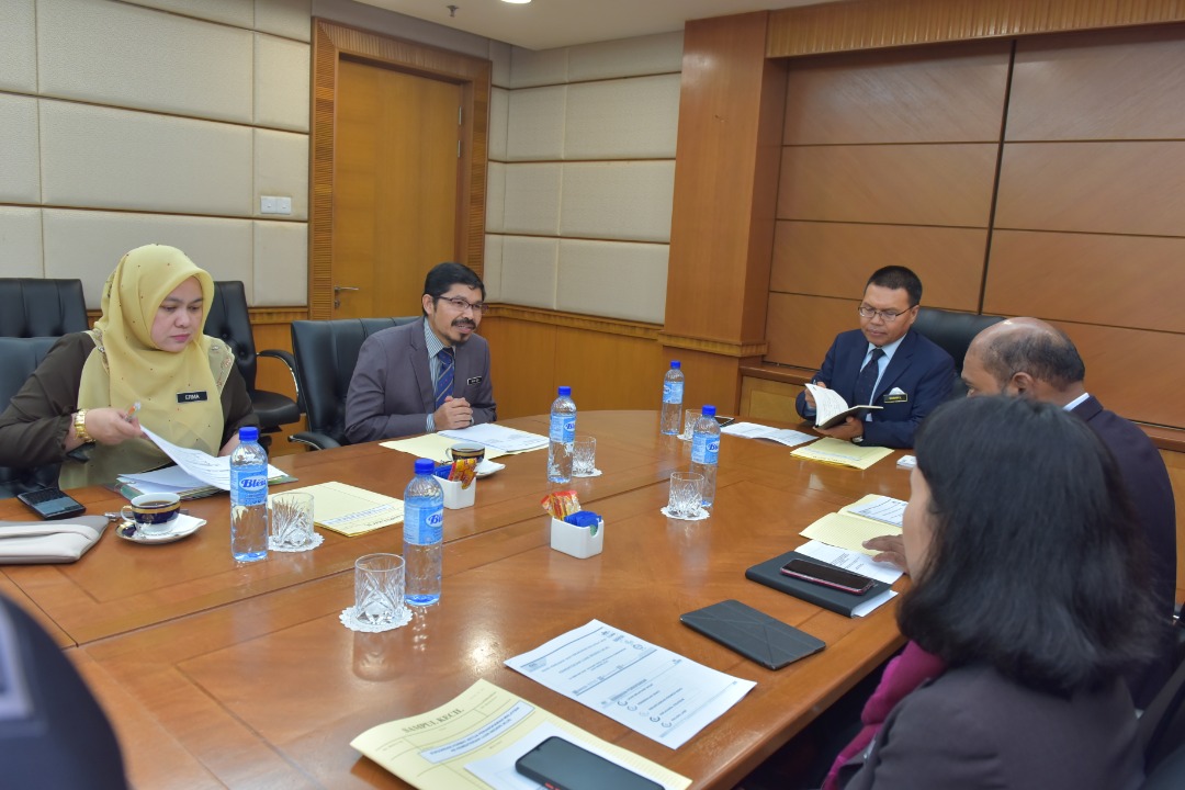 Dr_Uzir's tweet image. Sebelah petang, mengadakan perbincangan bersama
YBhg Dato' Sri Muhammad Shahrul Ikram Yaakob, Ketua Setiausaha Kementerian Luar Negeri bagi pelaksanaan Banci Penduduk dan Perumahan 2020.

#DOSM
#140daystogo
#MenghitungMalaysia
#MyCensus2020
#CourtesyCall
#KPDOSM