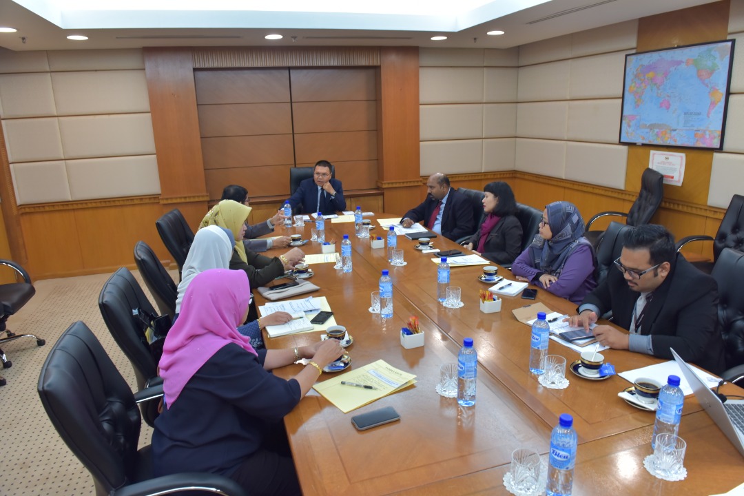 Dr_Uzir's tweet image. Sebelah petang, mengadakan perbincangan bersama
YBhg Dato' Sri Muhammad Shahrul Ikram Yaakob, Ketua Setiausaha Kementerian Luar Negeri bagi pelaksanaan Banci Penduduk dan Perumahan 2020.

#DOSM
#140daystogo
#MenghitungMalaysia
#MyCensus2020
#CourtesyCall
#KPDOSM