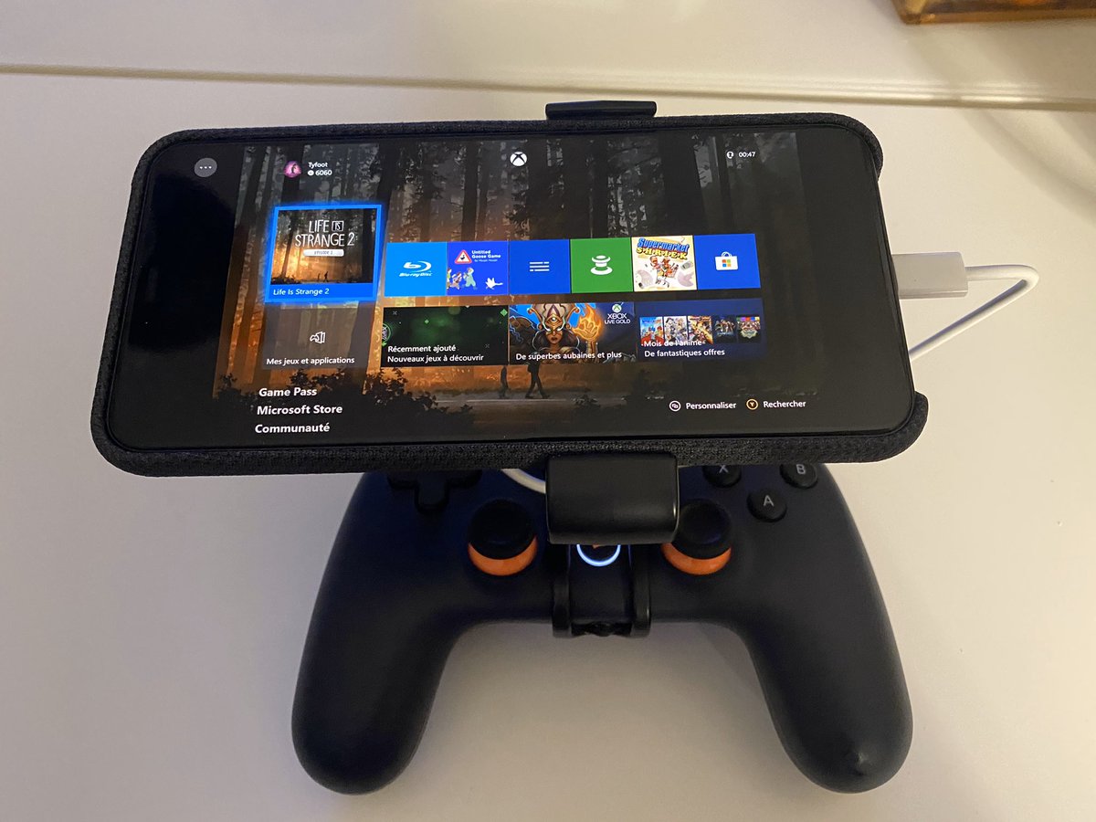 Melinda_DS's tweet image. Allégorie de la rentabilité : un smartphone, une manette, deux possibilités 😁 
#Stadia #ConsoleStreaming #Google #Xbox #gaming