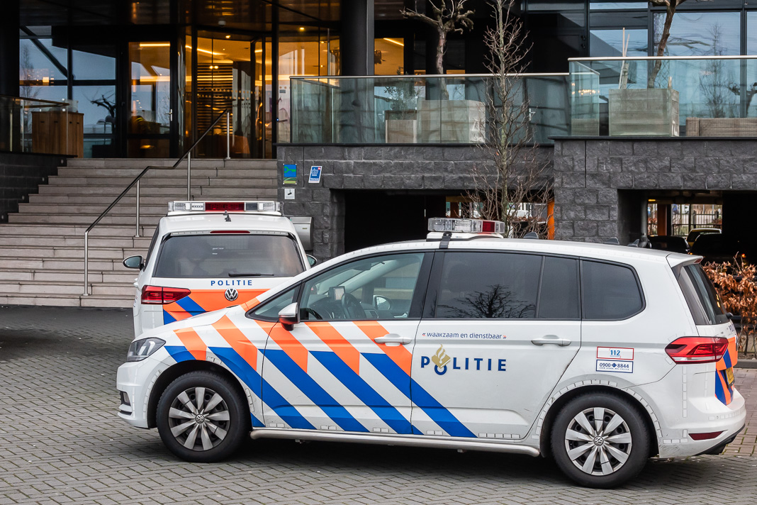 Man (23) bedreigd en vastgebonden bij overval in hotel; politie zoekt getuigen..