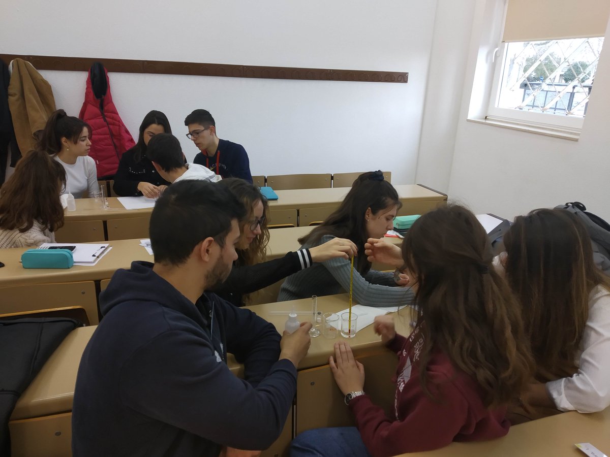Trabajando en clase con calores de disolución #AprendiendoFCTQuclm <a href="/FCTQ_uclm/">Facultad CyT Químicas</a>