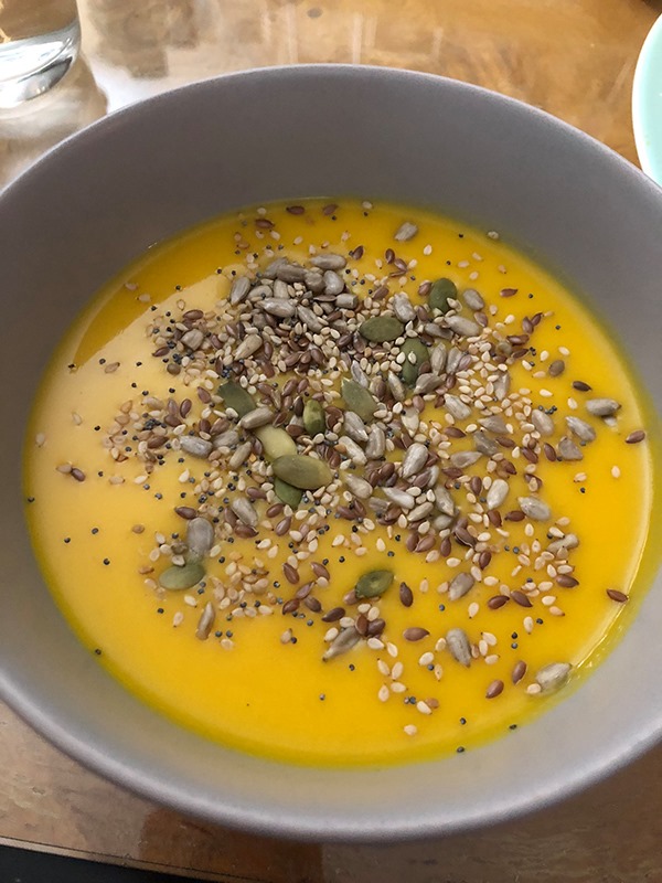 A la rica crema! Podéis ir añadiendo o variando los ingredientes a vuestro gusto. Hay infinidad de posibilidades! Para su presentación añadimos semillas variadas. Bon profit!

#clínicamorano #blog #recetas #labuenadieta #crema #calabaza #saludable

Recetas bit.ly/2YbtwtI