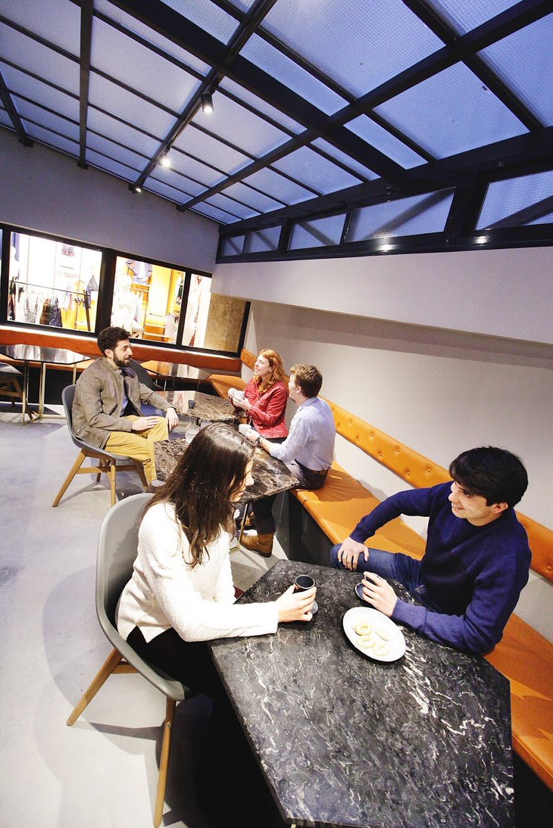 TheKoolHub's tweet photo. Compartir, dialogar, trabajar en equipo...generar nuevos contactos, disfrutar y mejorar. Así está nuestro #coworking. #TheRetailHub https://t.co/LbguX5CVan https://t.co/hpQlffIpp3