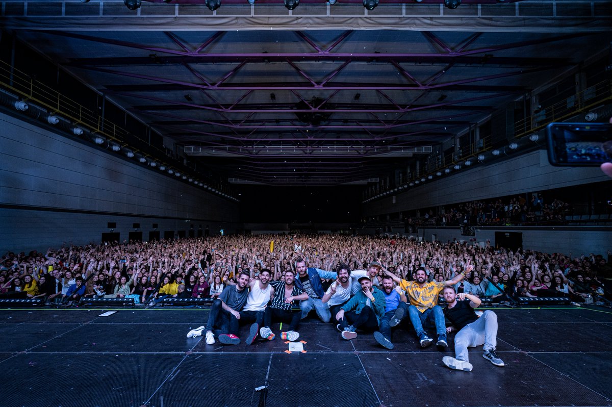 ArcoirisLS's tweet image. 💡@arnaugriso termina la gira ‘La invasión bananera’ en casa, en el @PalauSantJordi Club con 4.000 personas que se convirtió en ‘La casa de tothom’ dentro del @guitfestbcn.
📸@guitfestbcn
#ArnauGriso #LaInvasionBananera #GuitarBCN20 #arcoirislightingsystems #iluminacionconciertos