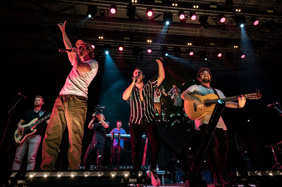 ArcoirisLS's tweet image. 💡@arnaugriso termina la gira ‘La invasión bananera’ en casa, en el @PalauSantJordi Club con 4.000 personas que se convirtió en ‘La casa de tothom’ dentro del @guitfestbcn.
📸@guitfestbcn
#ArnauGriso #LaInvasionBananera #GuitarBCN20 #arcoirislightingsystems #iluminacionconciertos